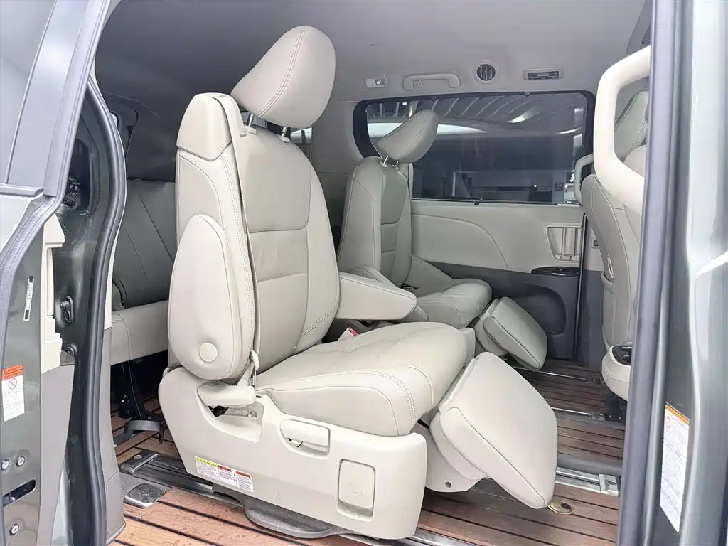 Toyota Sienna 2020 — фото 27
