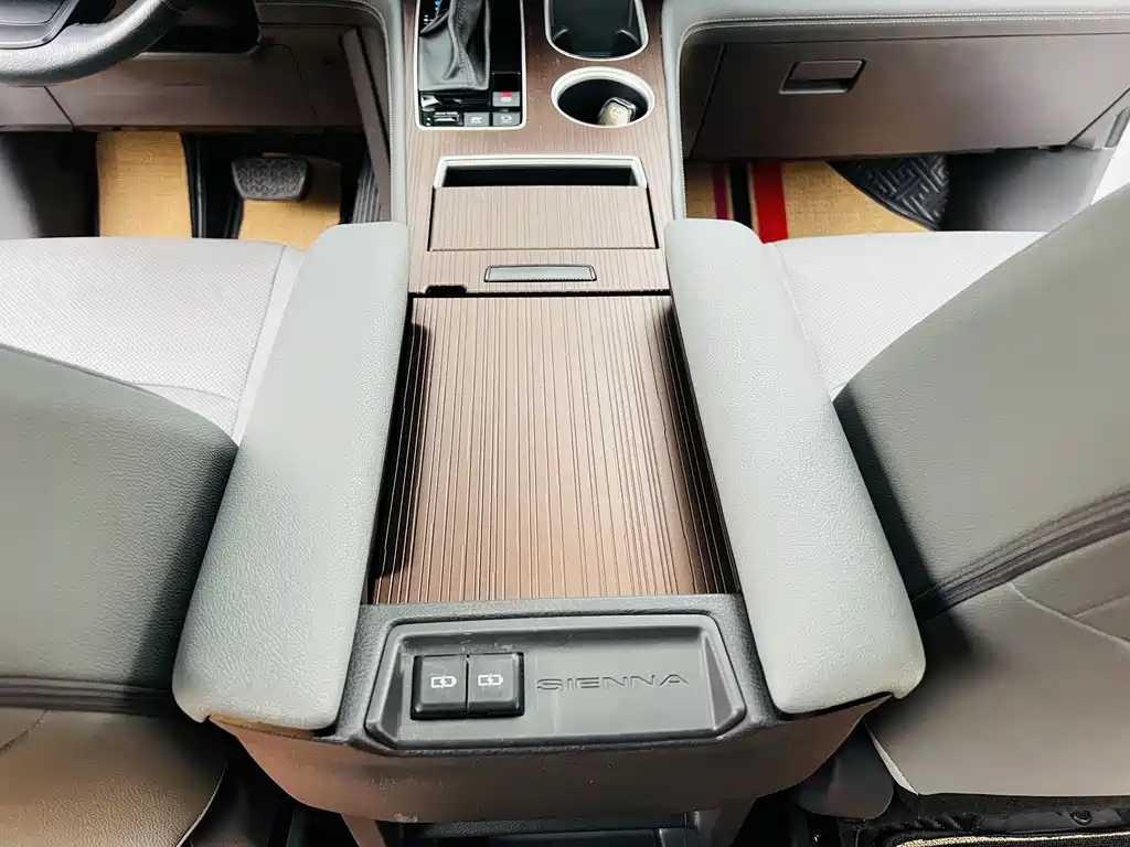 Toyota Sienna 2023 — фото 16