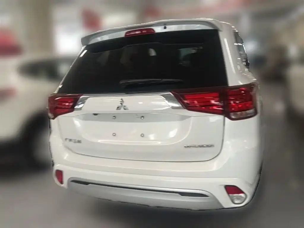 Mitsubishi Outlander 2021 — фото 10