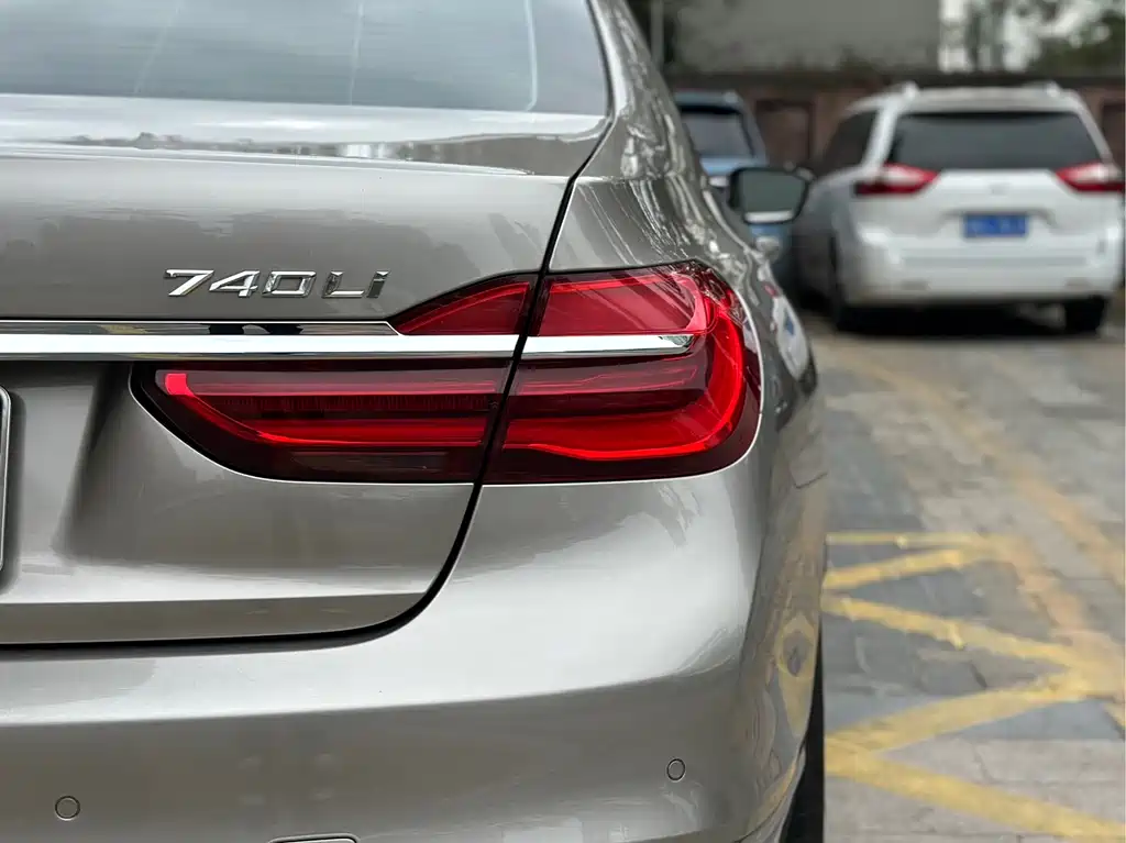 BMW 7 Series 2017 — фото 23