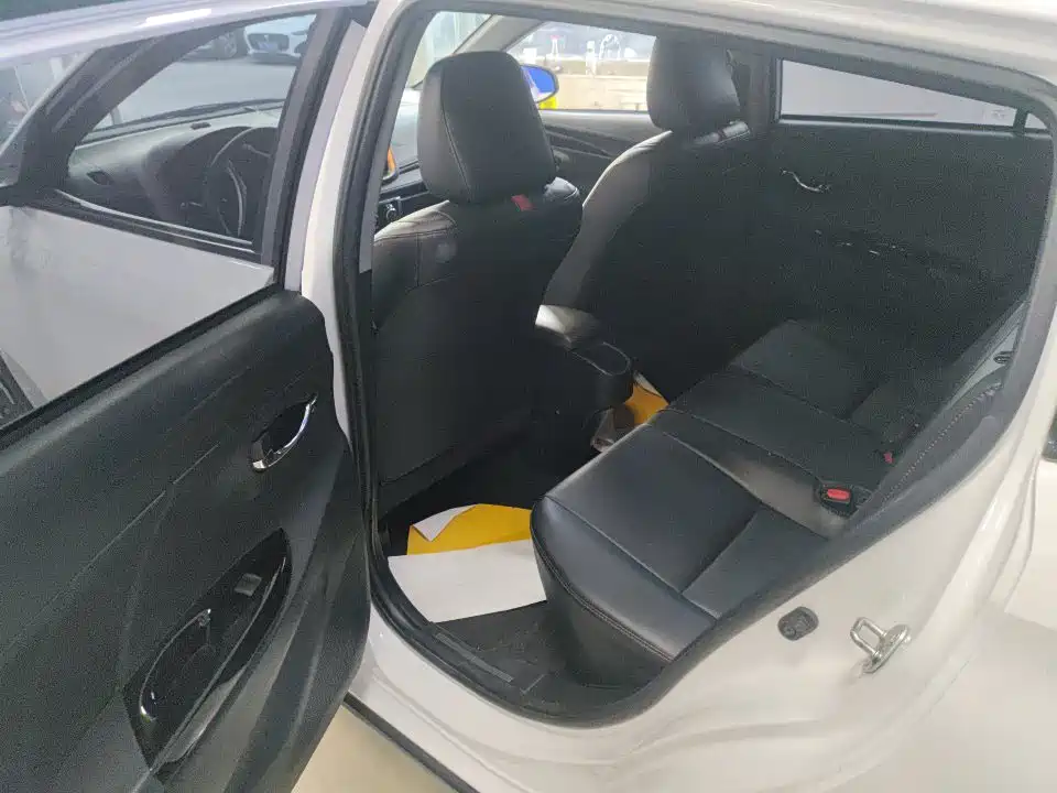 Toyota Yaris L 2022 — фото 6