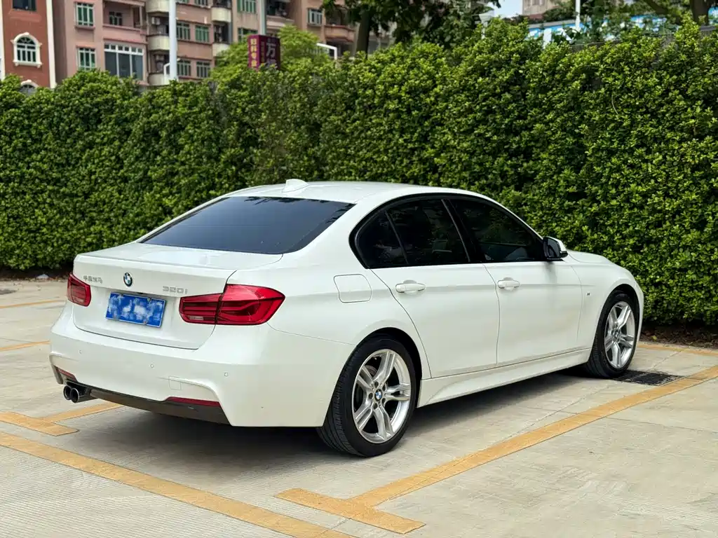 BMW 3 Series 2018 — фото 19