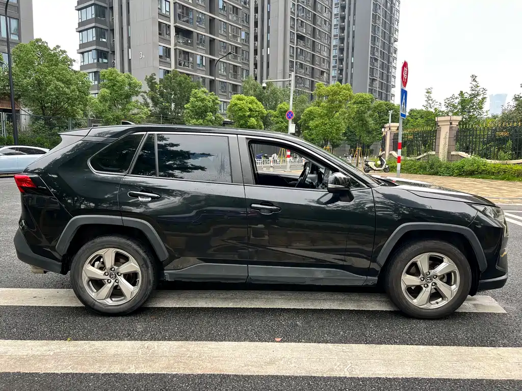 Toyota RAV4 2020 — фото 4