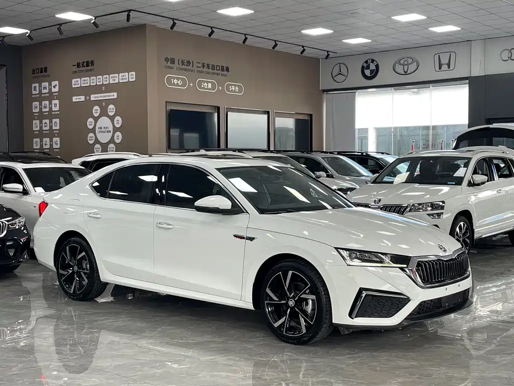 Skoda Octavia 2023 — фото 3