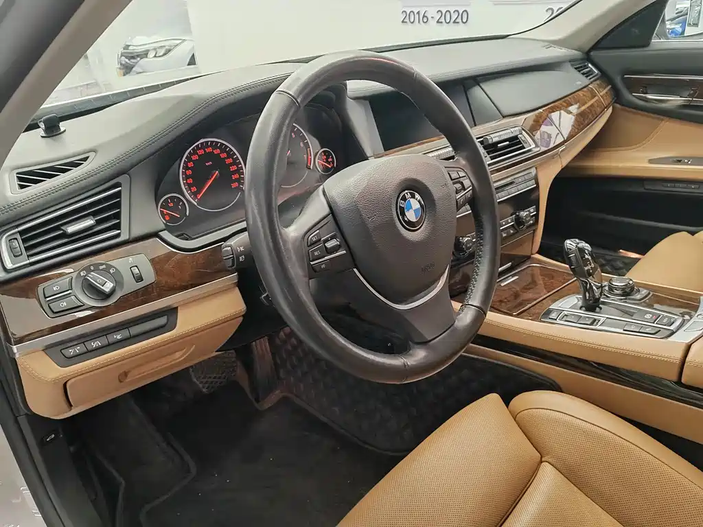 BMW 7 Series 2012 — фото 9