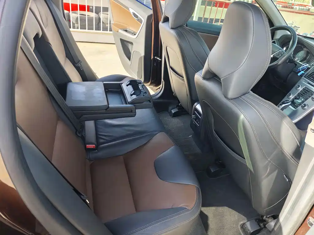 Volvo XC60 2017 — фото 13