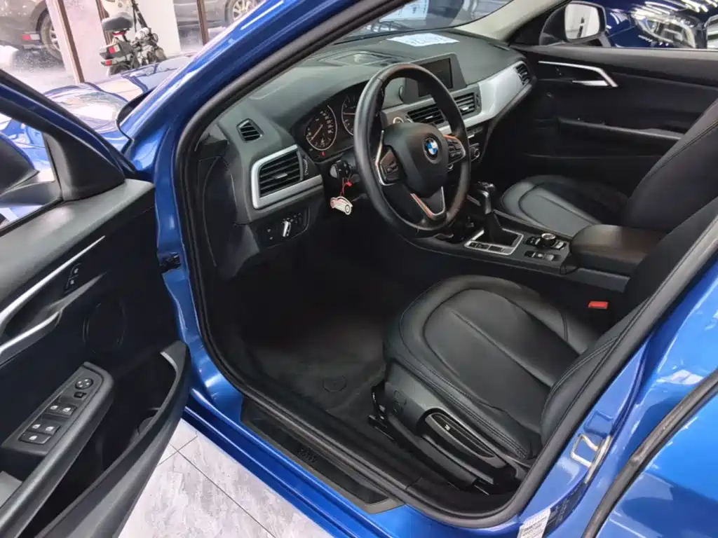 BMW 1 Series 2017 — фото 16