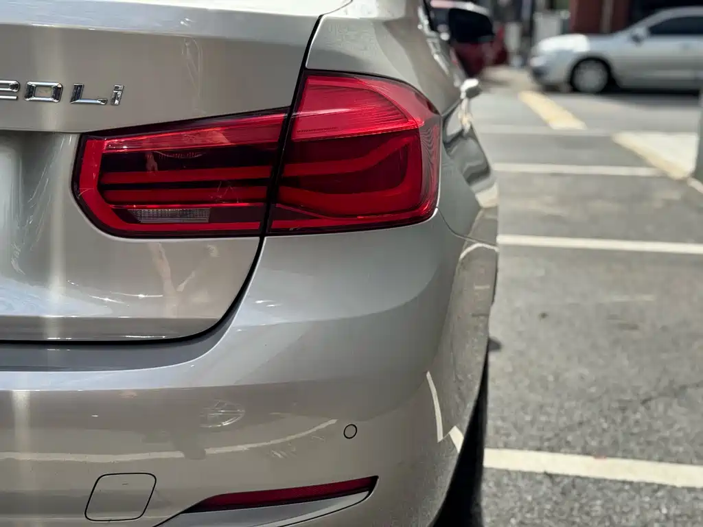 BMW 3 Series 2018 — фото 35