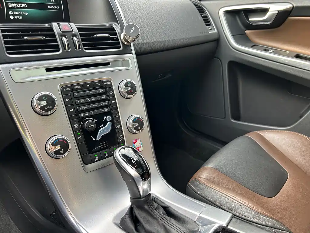 Volvo XC60 2017 — фото 16