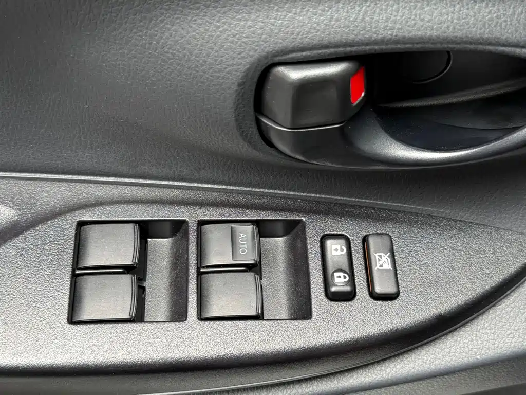 Toyota Yaris L 2023 — фото 16