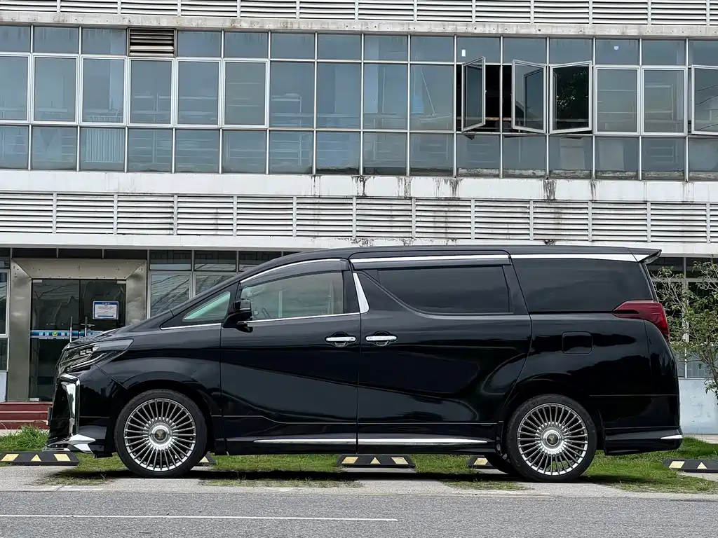 Toyota Alphard 2017 — фото 8