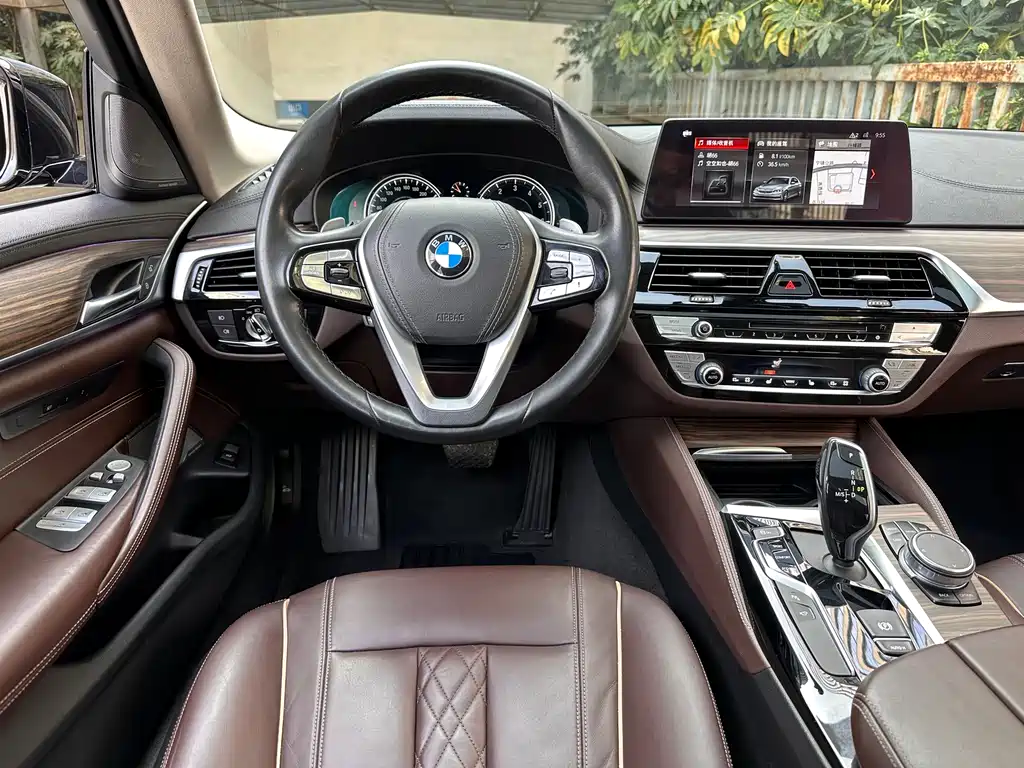 BMW 5 Series 2018 — фото 26