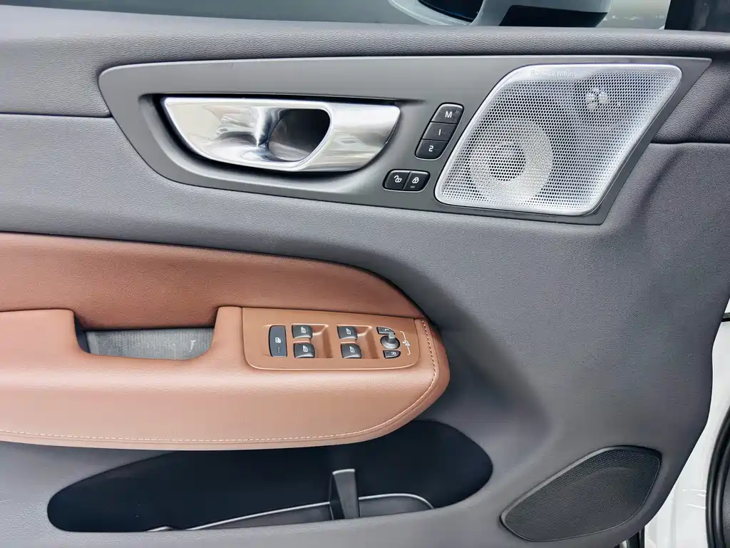 Volvo XC60 PHEV 2023 — фото 13