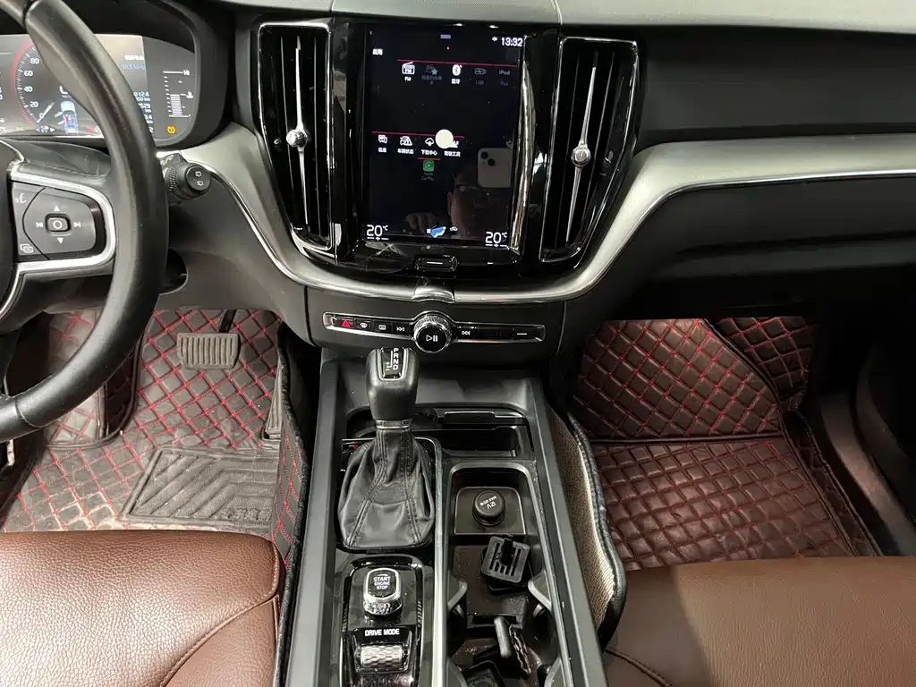 Volvo XC60 2021 — фото 10