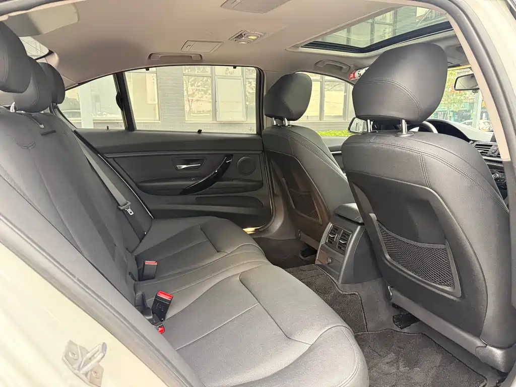BMW 3 Series 2019 — фото 15