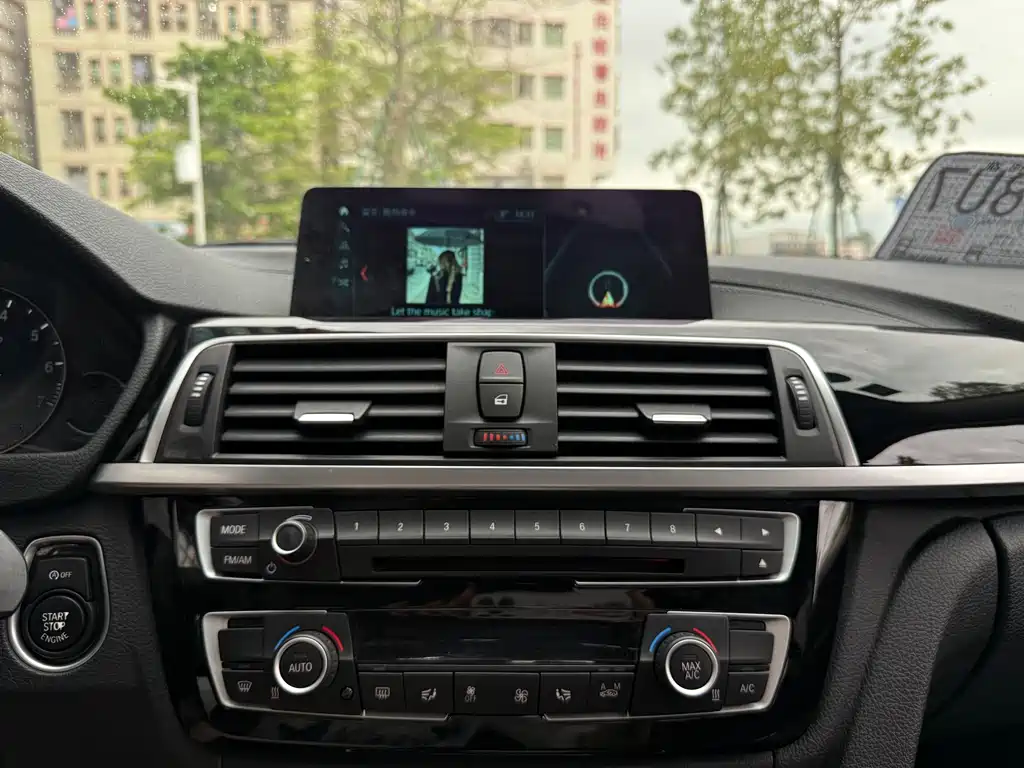 BMW 3 Series 2019 — фото 17