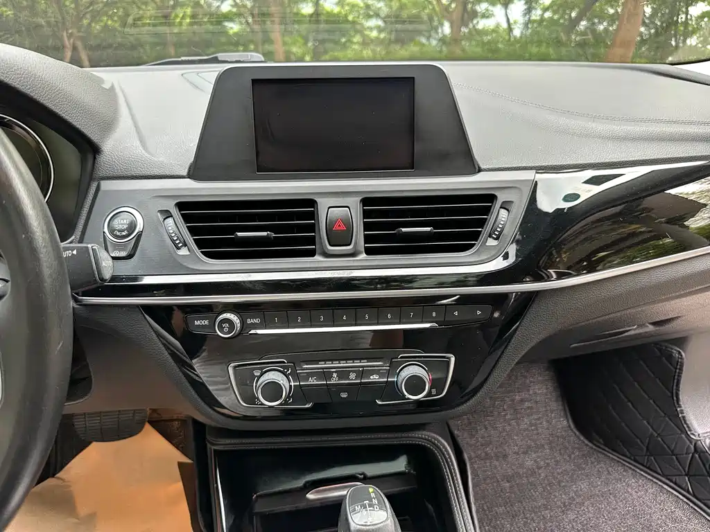 BMW 1 Series 2018 — фото 13