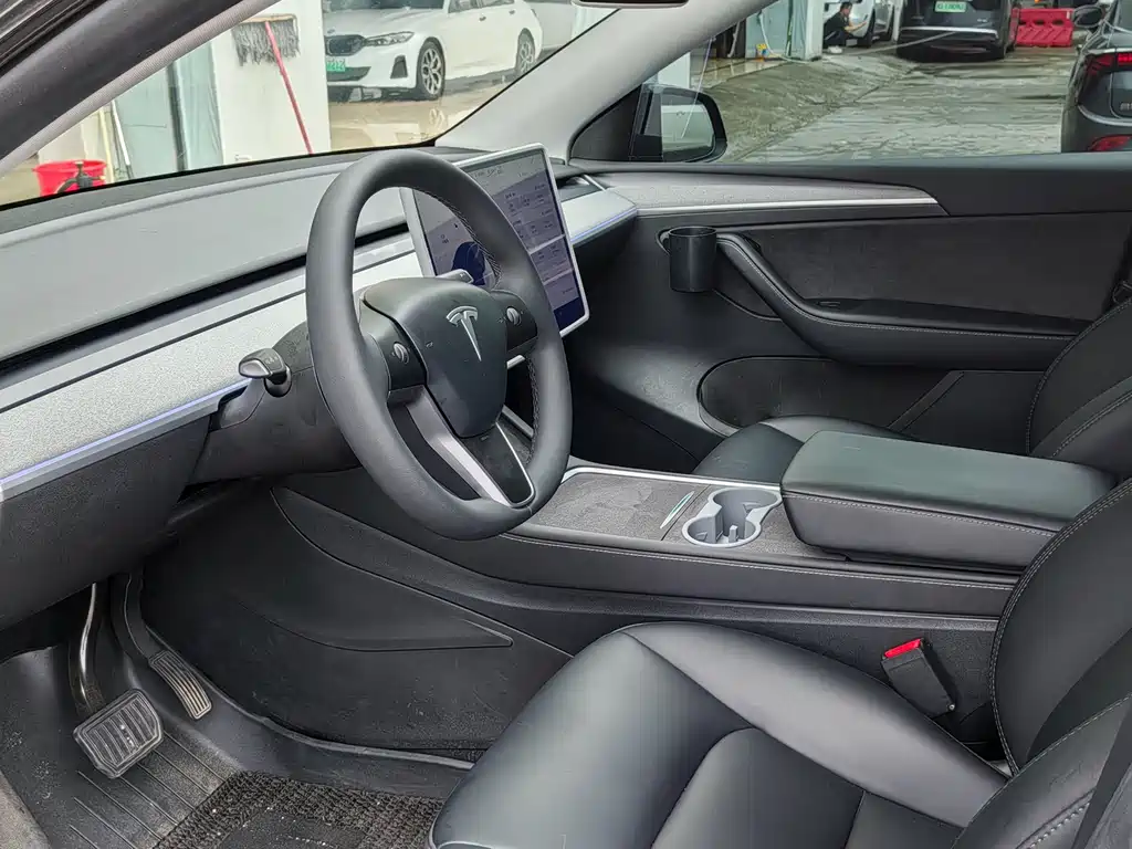 Tesla Model Y 2024