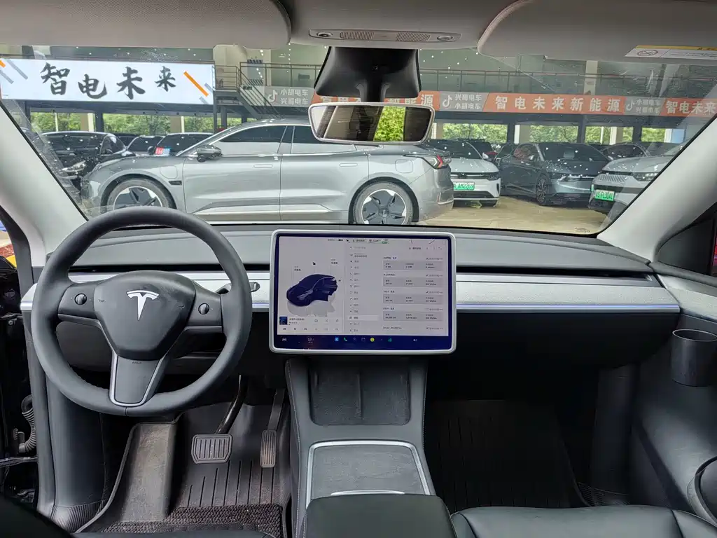 Tesla Model Y 2024