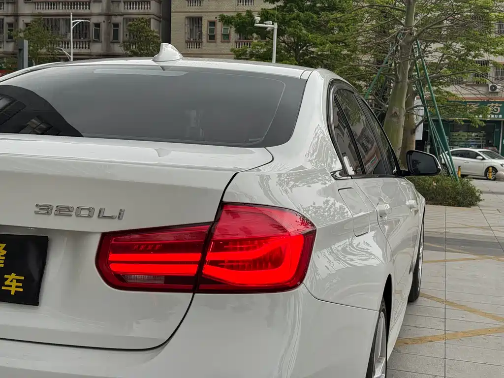 BMW 3 Series 2019 — фото 20
