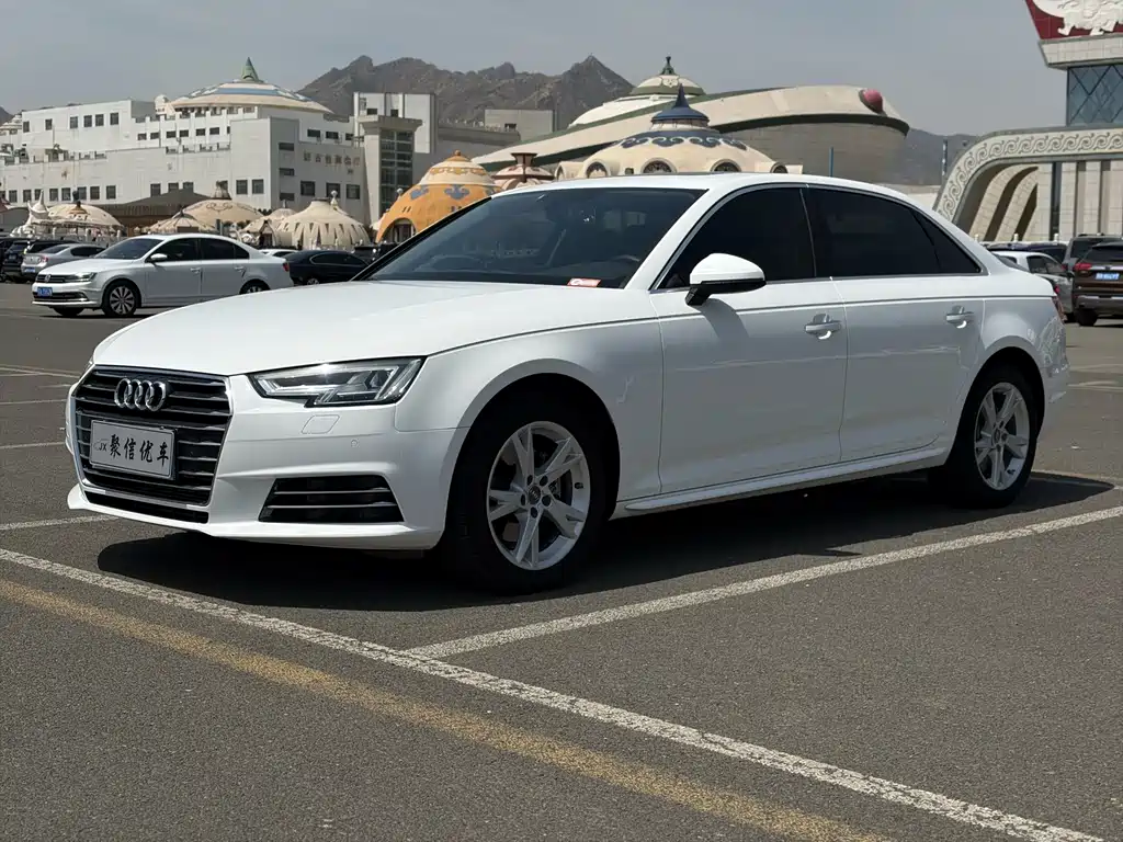 Audi A4L 2018 — фото 1