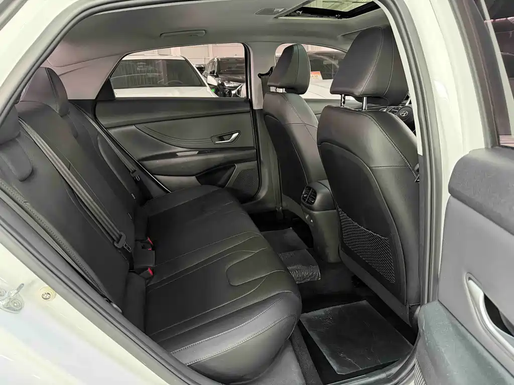 Hyundai Elantra 2023 — фото 16