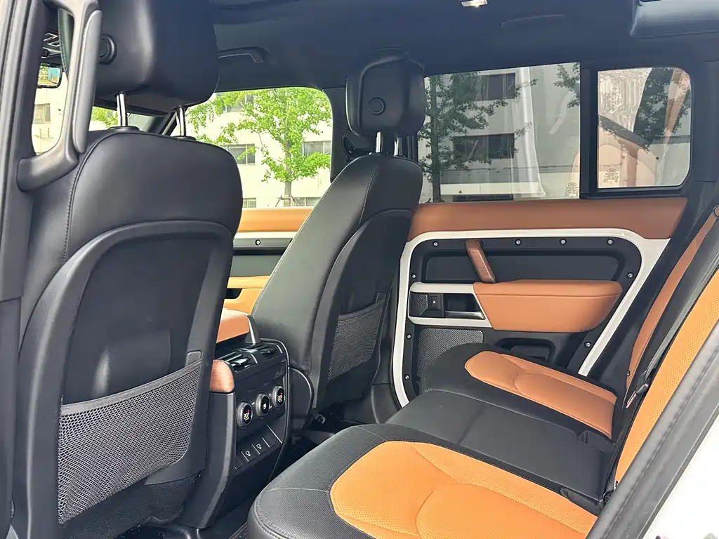 Land Rover Defender 2023 — фото 20
