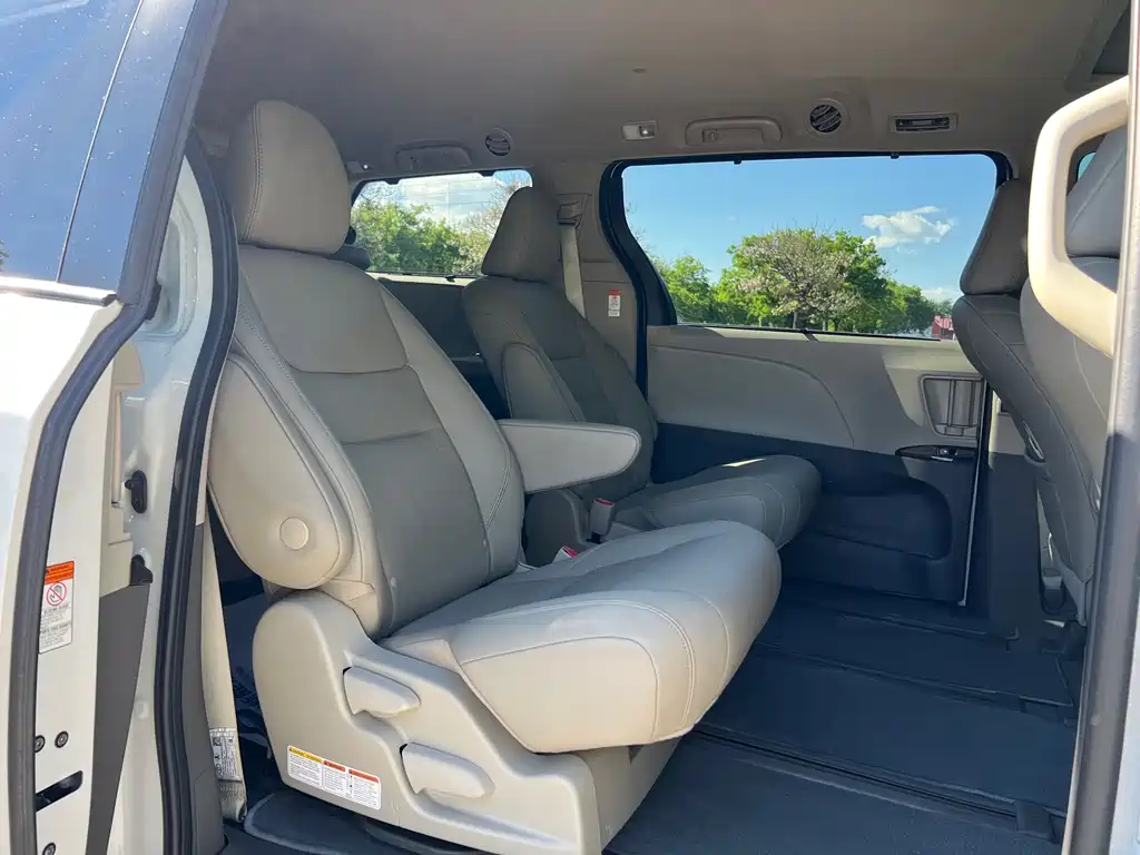 Toyota Sienna 2019 — фото 20