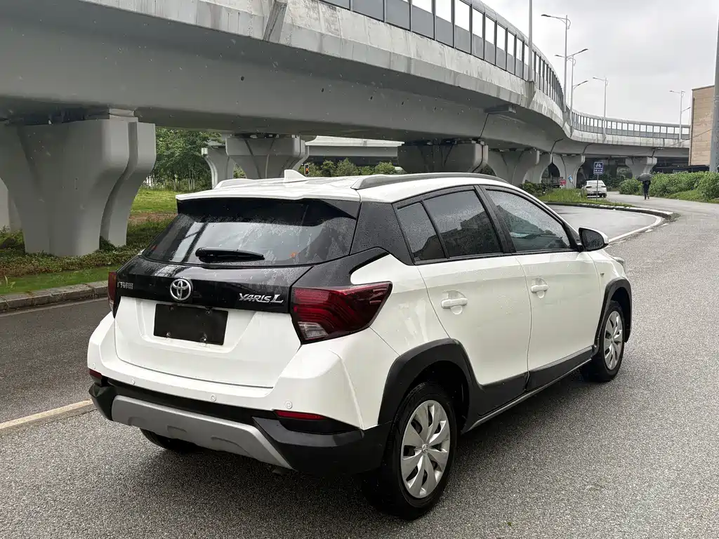 Toyota Yaris L 2022 — фото 7