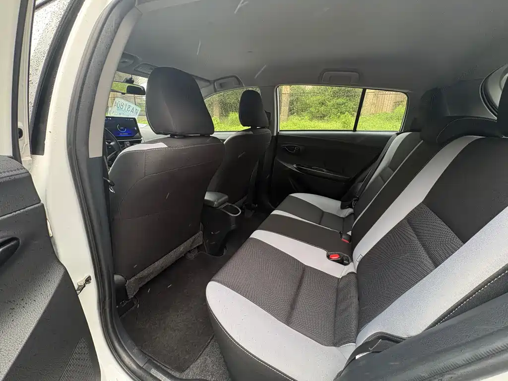 Toyota Yaris L 2022 — фото 13