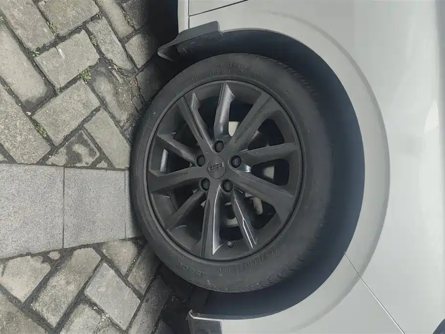 Geely Emgrand 2024