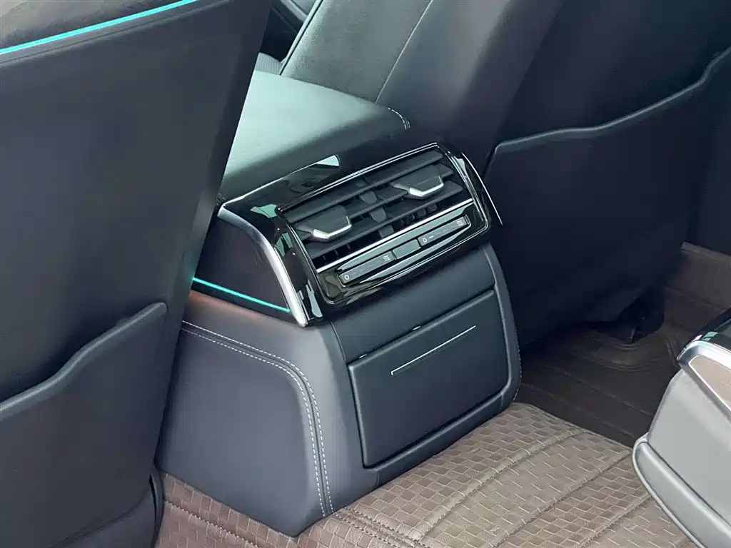 Audi A8 2022 — фото 24