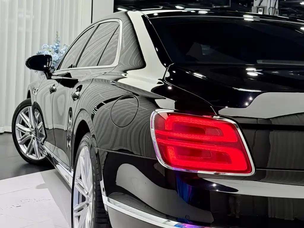 Bentley Flying Spur PHEV 2024 — фото 10