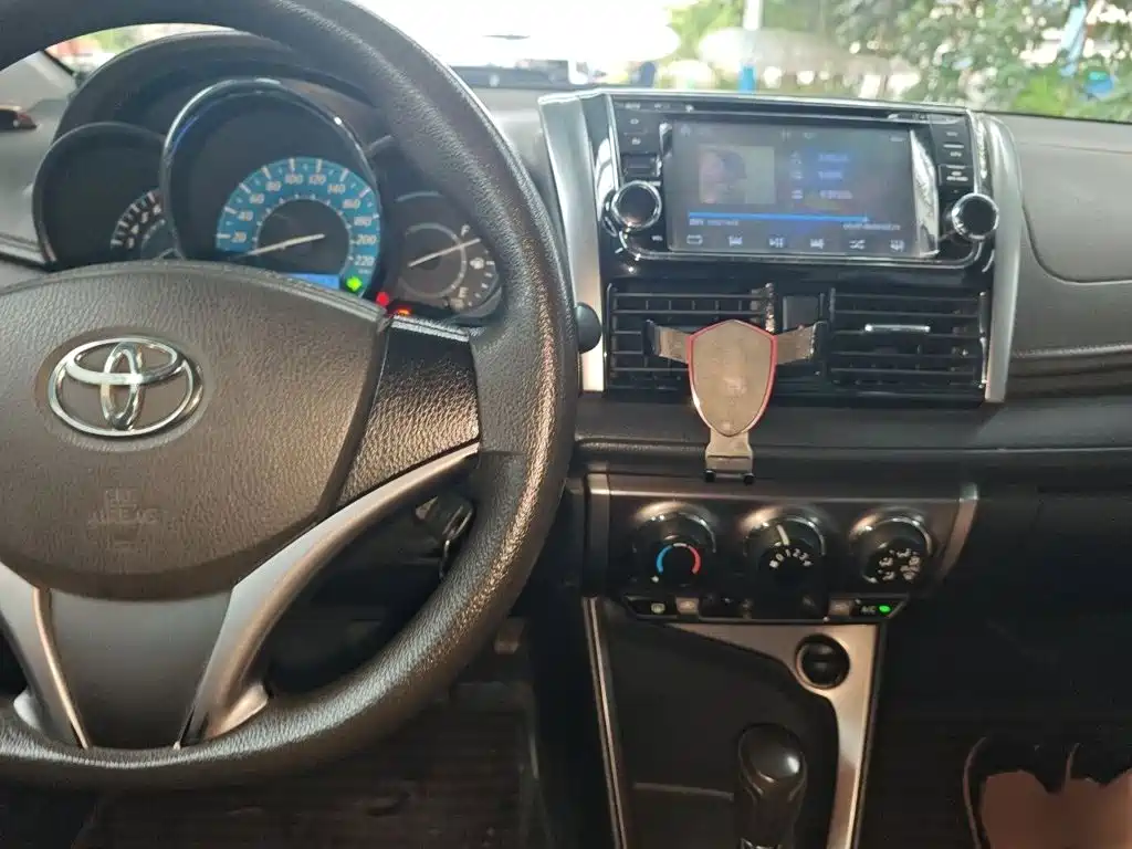 Toyota Yaris L 2015 — фото 13
