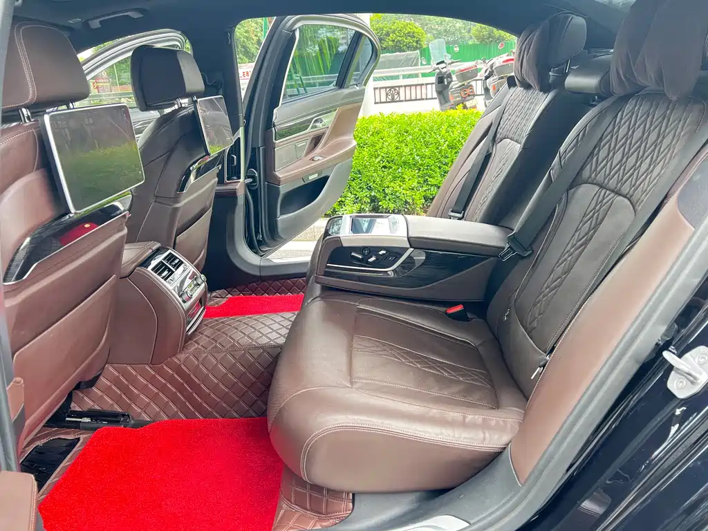 BMW 7 Series 2018 — фото 14