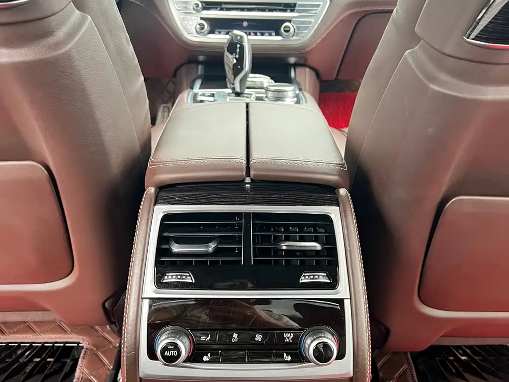 BMW 7 Series 2018 — фото 21
