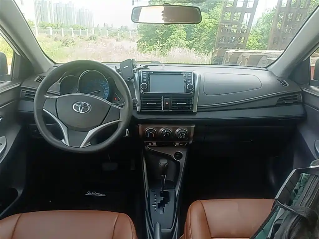 Toyota Yaris L 2015 — фото 10