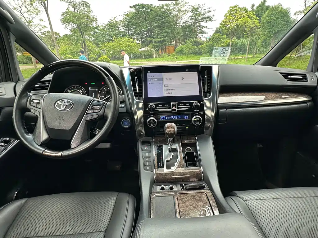 Toyota Alphard 2020 — фото 12