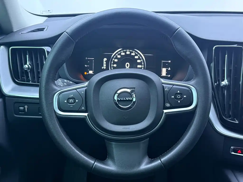 Volvo XC60 2018 — фото 18