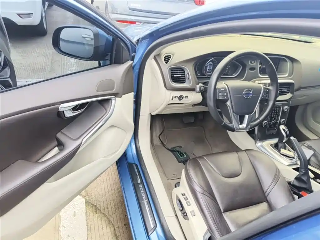 Volvo V40 2016 — фото 16