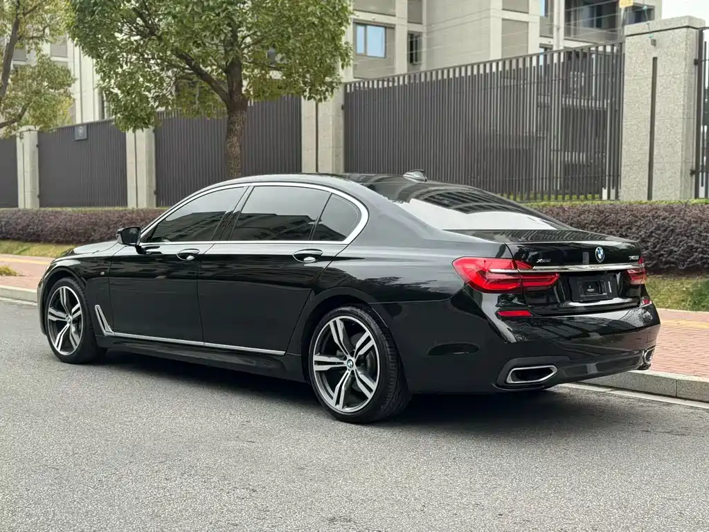 BMW 7 Series 2018 — фото 16