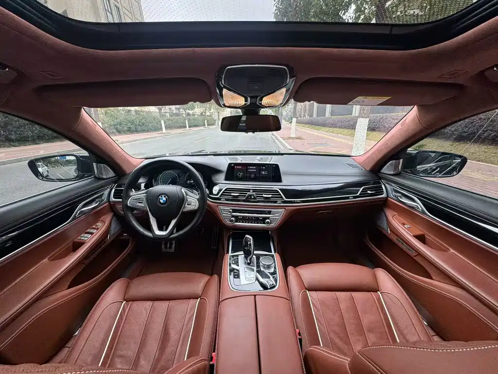 BMW 7 Series 2018 — фото 12