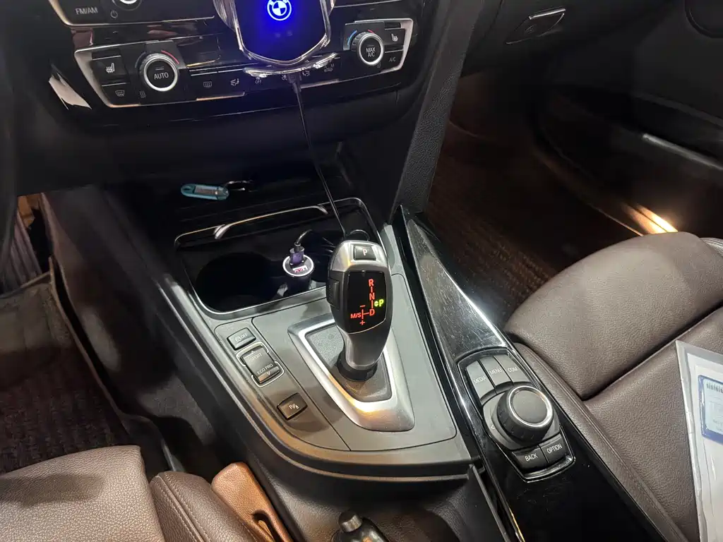 BMW 3 Series 2018 — фото 13