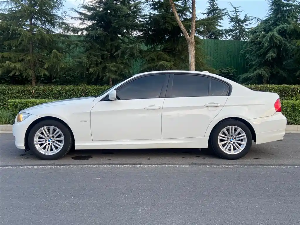 BMW 3 Series 2011 — фото 16