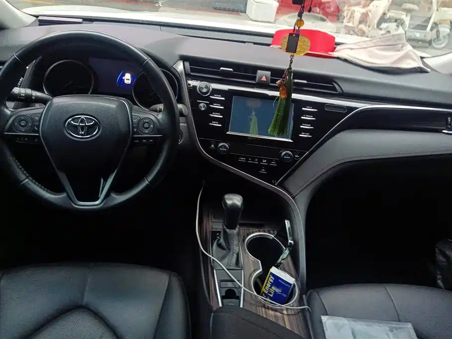 Toyota Camry 2018 — фото 12