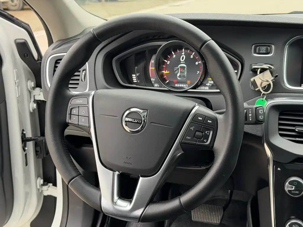 Volvo V40 2017 — фото 13