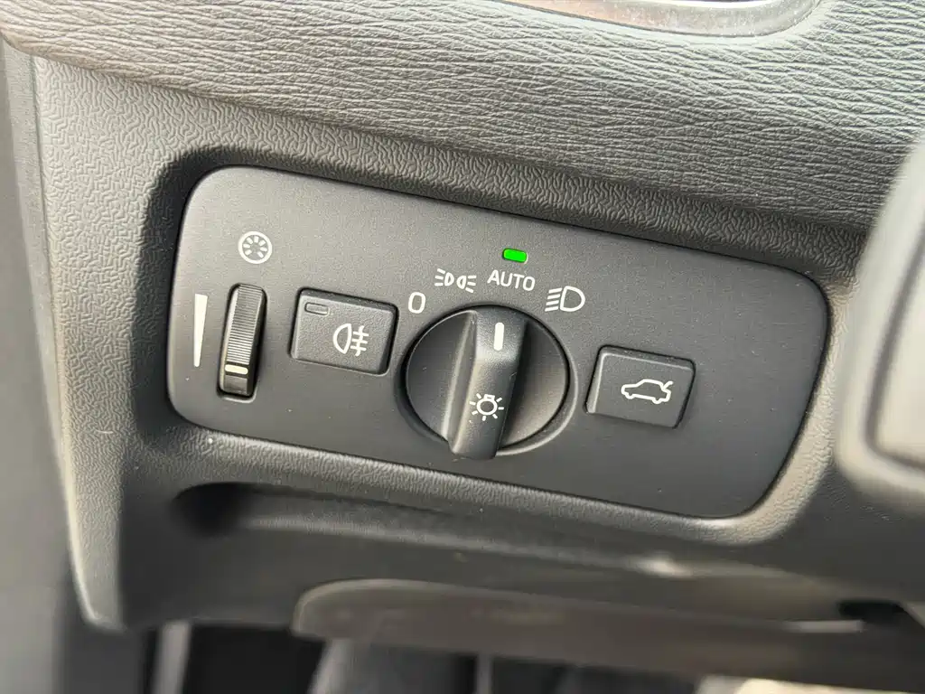 Volvo V40 2017 — фото 18