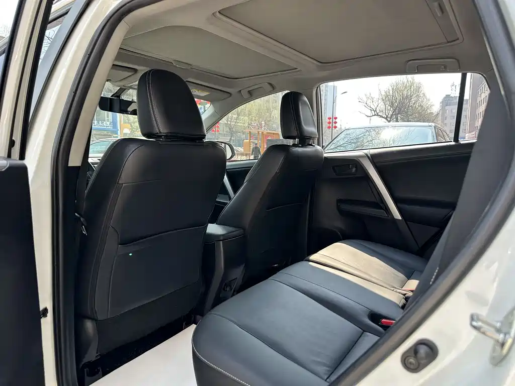 Toyota RAV4 2017 — фото 16
