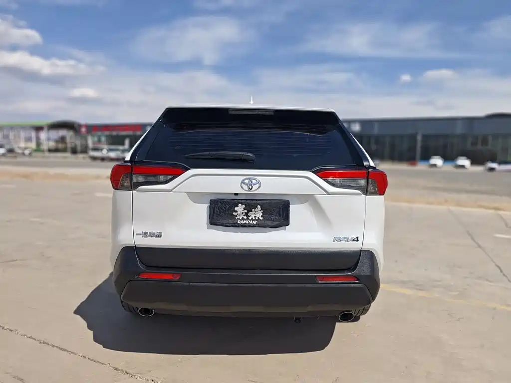 Toyota RAV4 2022 — фото 16