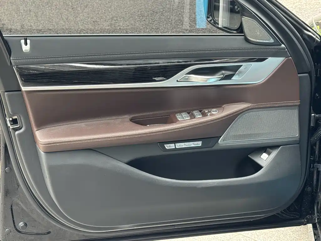 BMW 7 Series 2018 — фото 14